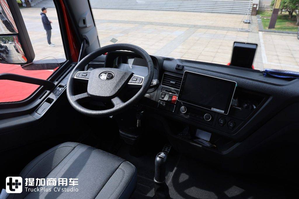 ​​Forjando la Gloria de 10,000 Unidades: ¿Por qué la Serie 6SM6 de FAW Jiefang Domina Múltiples Segmentos de Transporte?​​