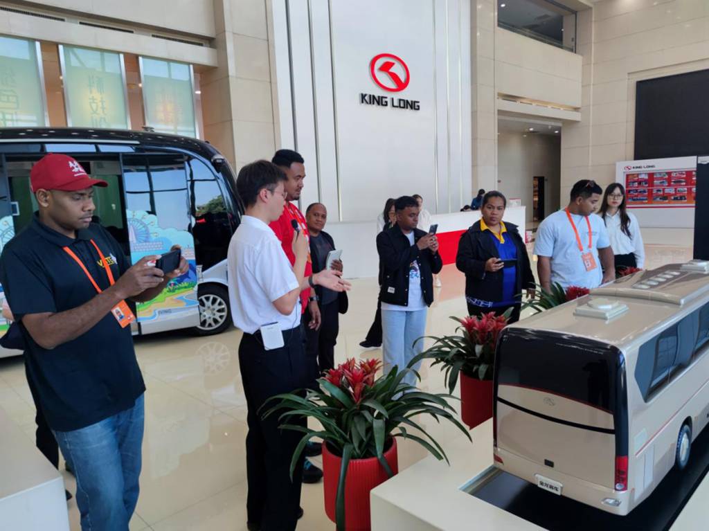 Delegación de medios extranjeros de cinco países visita KING LONG, experimentando la fabricación inteligente e innovación de una marca nacional​