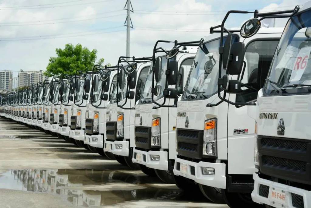 ​​Escena de entrega masiva de SINOTRUK en el extranjero: ¡El cliente elogia la calidad de la "Manufactura China"!​​