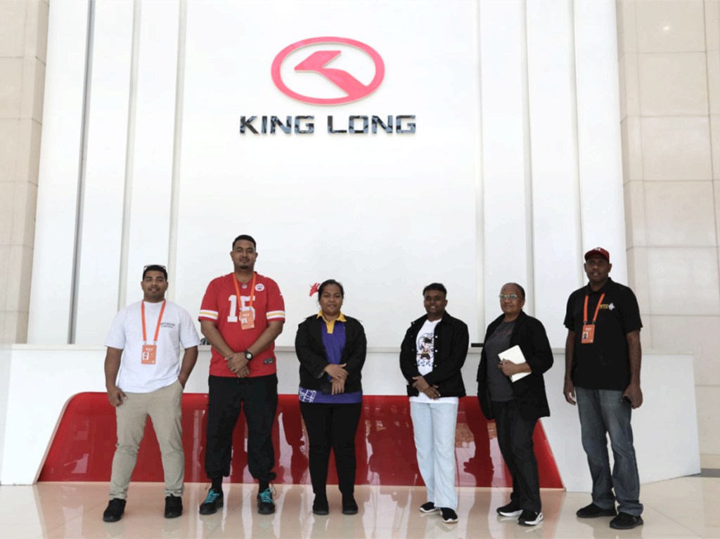 Delegación de medios extranjeros de cinco países visita KING LONG, experimentando la fabricación inteligente e innovación de una marca nacional​