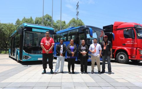 Delegación de medios extranjeros de cinco países visita KING LONG, experimentando la fabricación inteligente e innovación de una marca nacional​