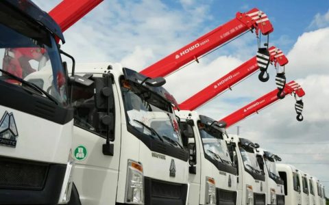 ​​Escena de entrega masiva de SINOTRUK en el extranjero: ¡El cliente elogia la calidad de la “Manufactura China”!​​