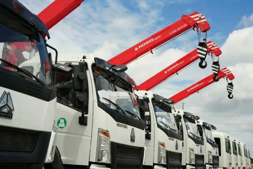 ​​Escena de entrega masiva de SINOTRUK en el extranjero: ¡El cliente elogia la calidad de la "Manufactura China"!​​