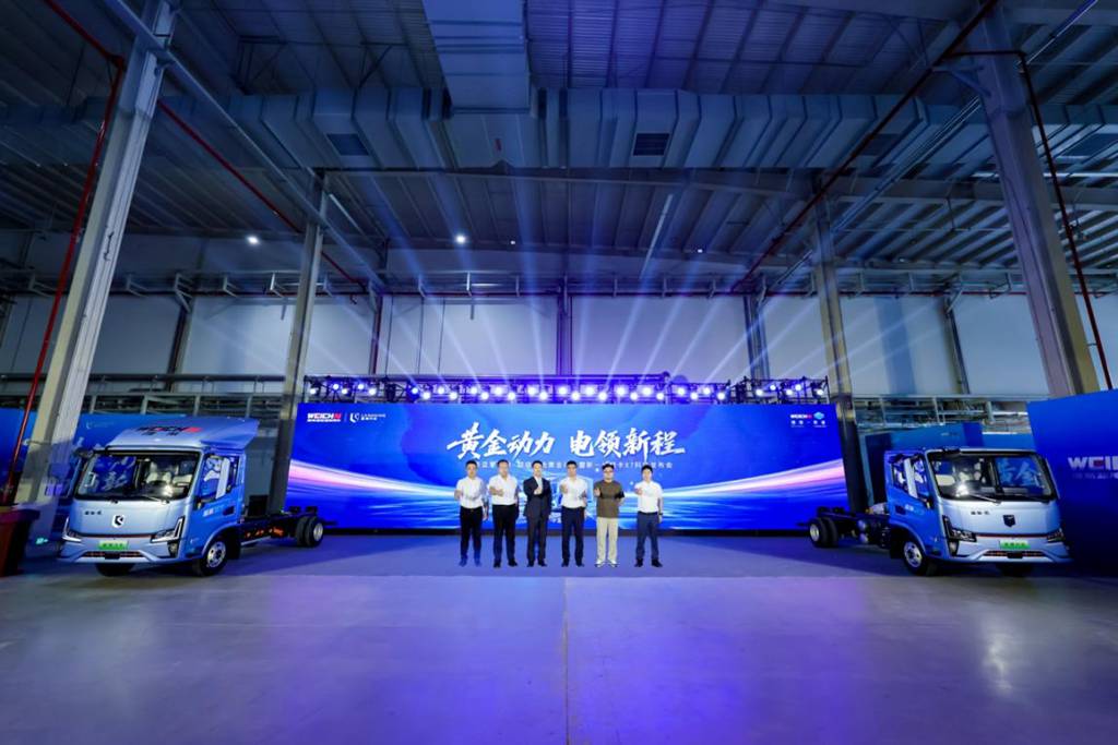 ​​Weichai LANDKING Stellar: ¡La potencia dorada eléctrica suprema y el nuevo camión ligero X7 se presentan oficialmente!​​