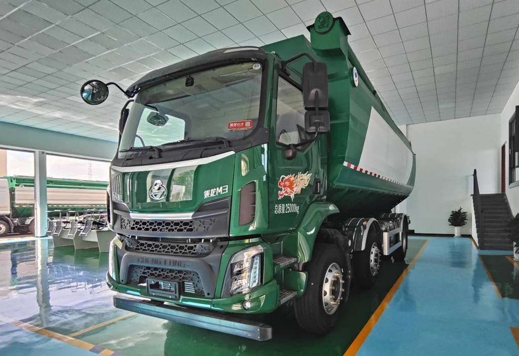 ​​¡Domina caminos montañosos y callejones estrechos! El Chenglong M3: gigante ágil de 34m³ para transporte de alimento animal​​