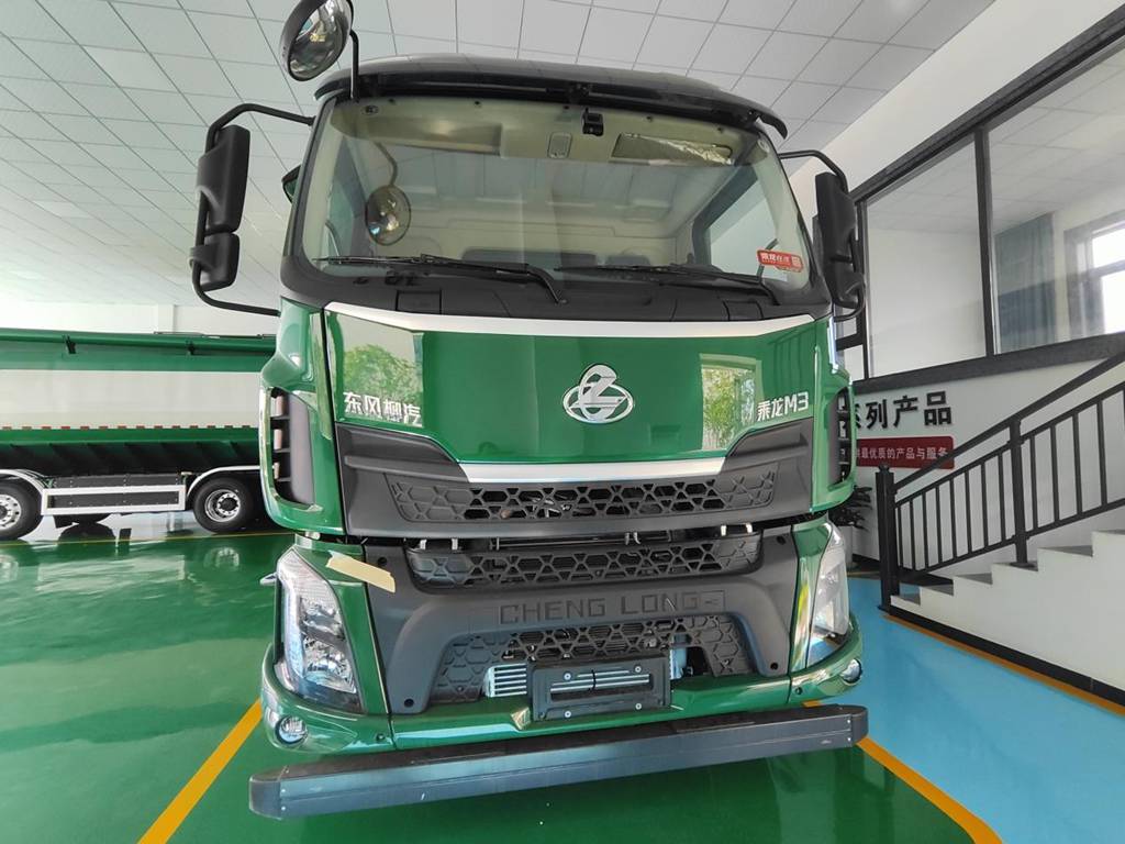 ​​¡Domina caminos montañosos y callejones estrechos! El Chenglong M3: gigante ágil de 34m³ para transporte de alimento animal​​