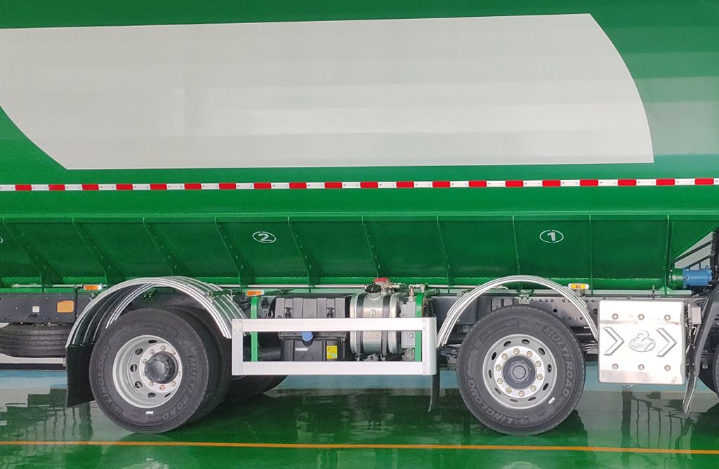 ​​¡Domina caminos montañosos y callejones estrechos! El Chenglong M3: gigante ágil de 34m³ para transporte de alimento animal​​