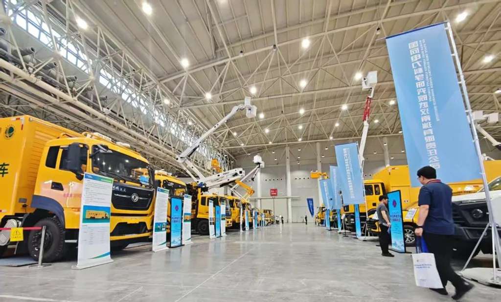 ​​¡Tecnología líder, rendimiento probado! 11 vehículos especializados en chasis Dongfeng brillan en la Exposición China de Equipos de Trabajo en Tensión​​