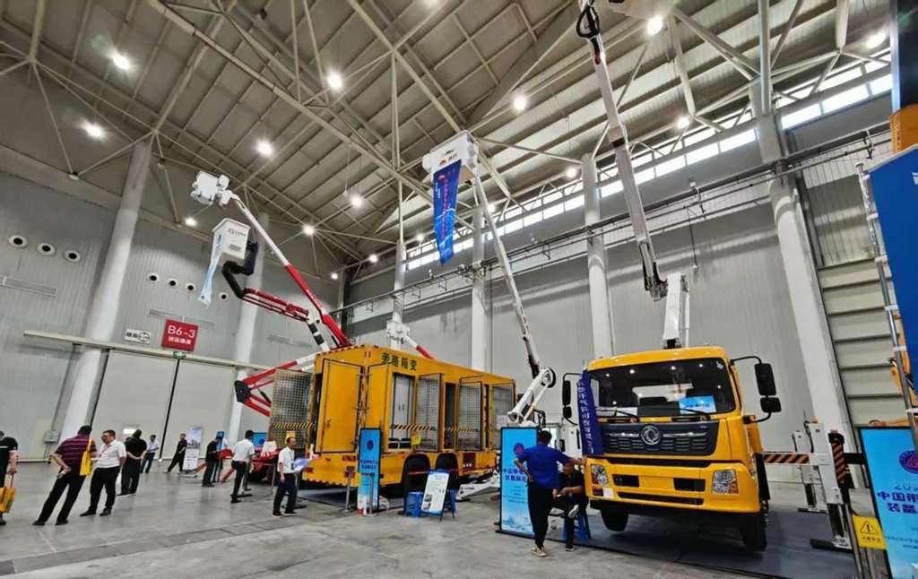 ​​¡Tecnología líder, rendimiento probado! 11 vehículos especializados en chasis Dongfeng brillan en la Exposición China de Equipos de Trabajo en Tensión​​
