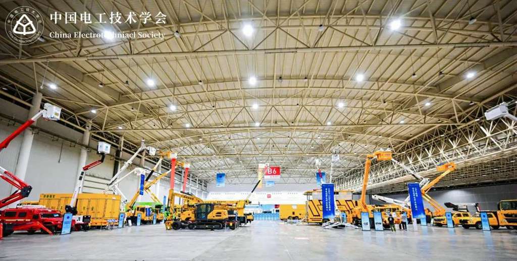 ​​¡Tecnología líder, rendimiento probado! 11 vehículos especializados en chasis Dongfeng brillan en la Exposición China de Equipos de Trabajo en Tensión​​