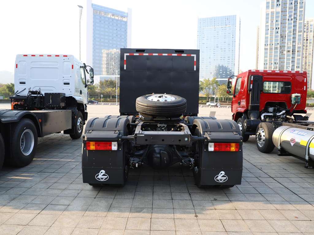 ¡Para transporte en puertos, minas y centrales eléctricas, elígelo! El tractor eléctrico Dongfeng Liuzhou Motor Chenglong H5 define la eficiencia con su capacidad