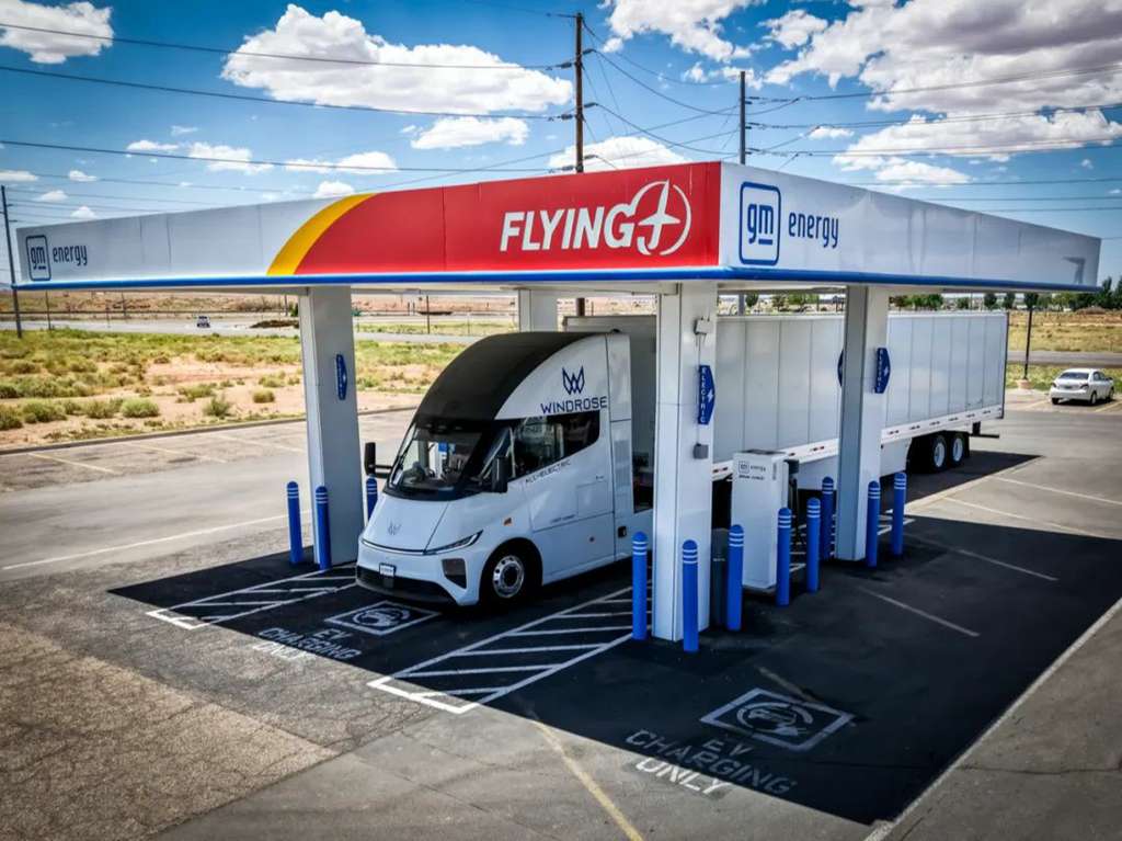 Windrose Technology recibe visita de delegación de la Cámara Mexicana, exhibiendo tráctor eléctrico pesado con autonomía de 670 km