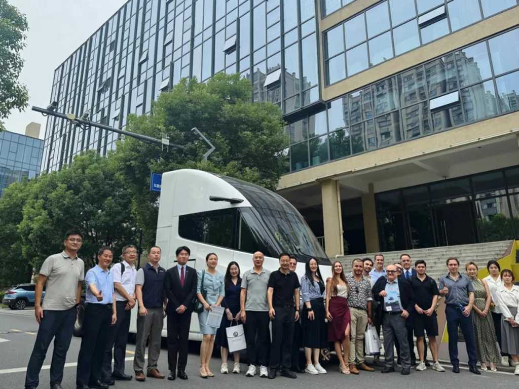 Windrose Technology recibe visita de delegación de la Cámara Mexicana, exhibiendo tráctor eléctrico pesado con autonomía de 670 km