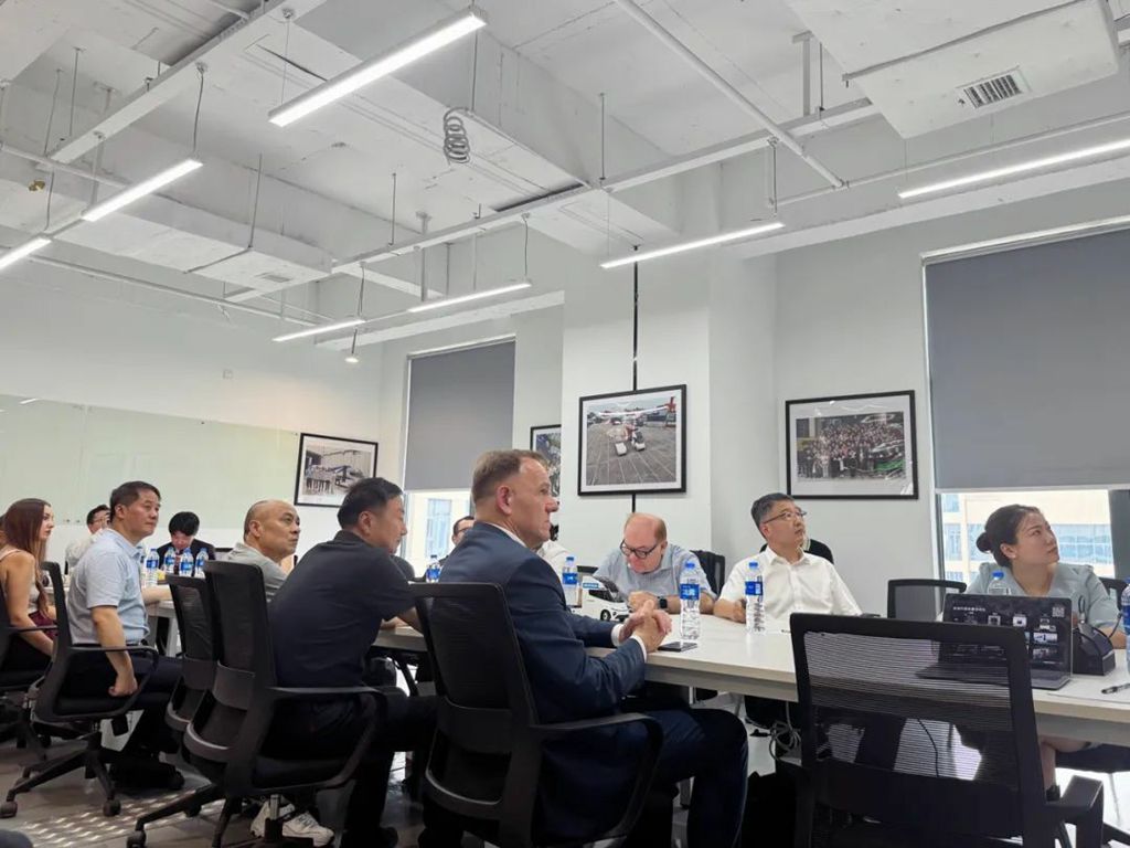 Windrose Technology recibe visita de delegación de la Cámara Mexicana, exhibiendo tráctor eléctrico pesado con autonomía de 670 km
