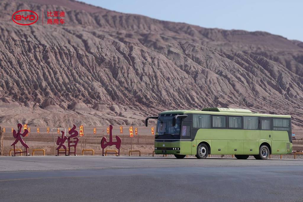 ¡Temperatura extrema de 81.7 °C en el suelo! El nuevo autobús de BYD supera con éxito las pruebas en Turpán.