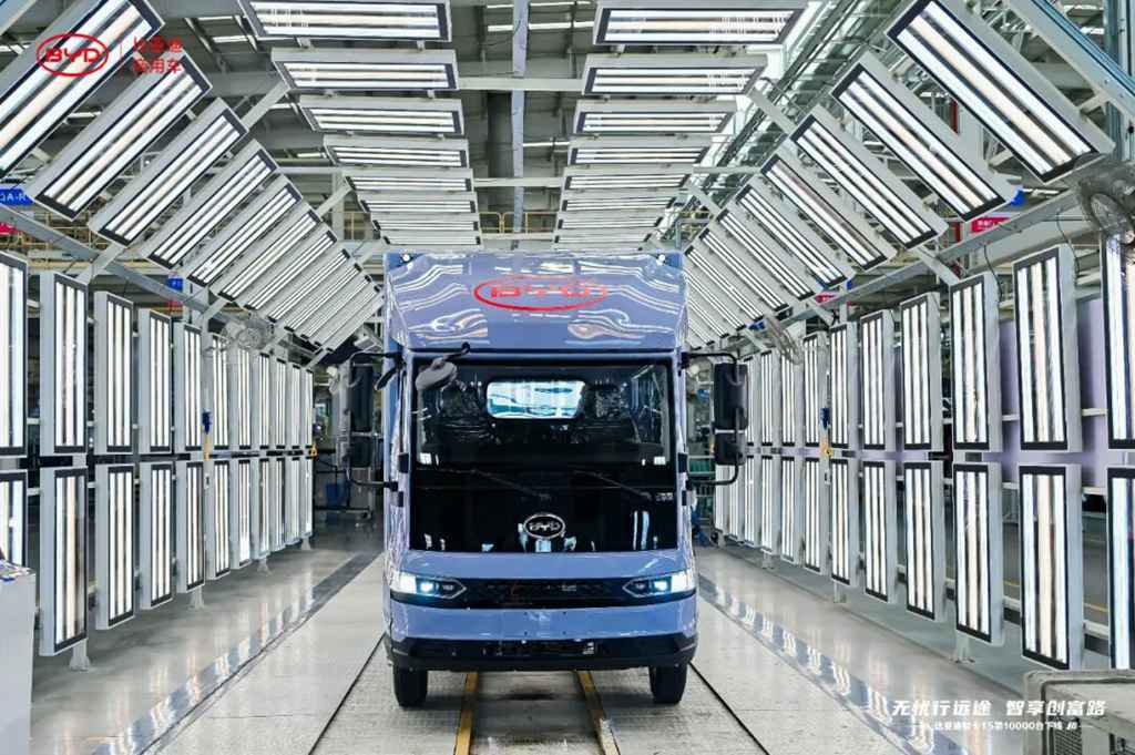 ¡El BYD T5 N°10,000 sale oficialmente de la línea de producción!