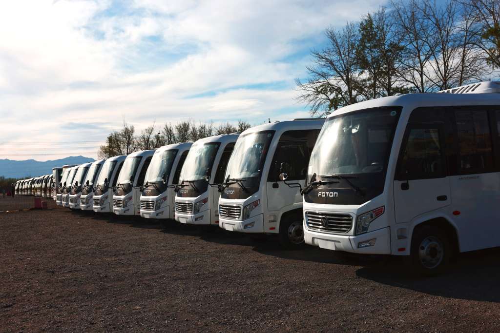 ​​BAIC FOTON entrega 100 autobuses escolares personalizados a un gran cliente en Oriente Medio, apoyando la estrategia de localización del transporte educativo​​