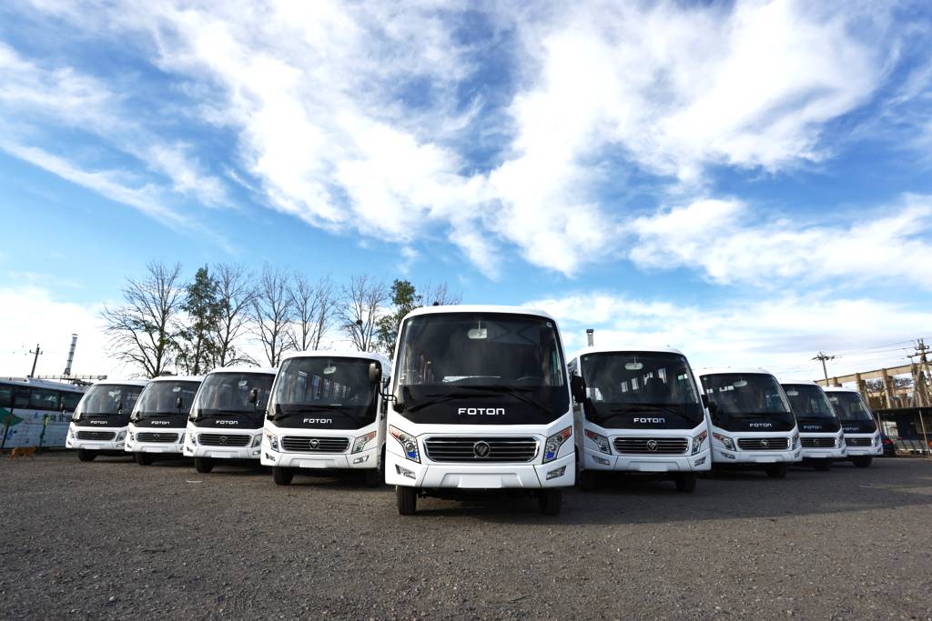 ​​BAIC FOTON entrega 100 autobuses escolares personalizados a un gran cliente en Oriente Medio, apoyando la estrategia de localización del transporte educativo​​
