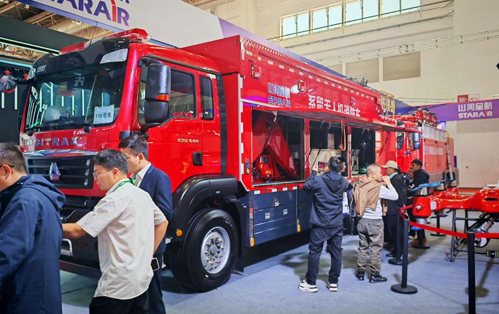 ​​¡SINOTRUK domina la feria! La 21ª Exposición Internacional de Equipos y Tecnología contra Incendios inaugura en Pekín​​
