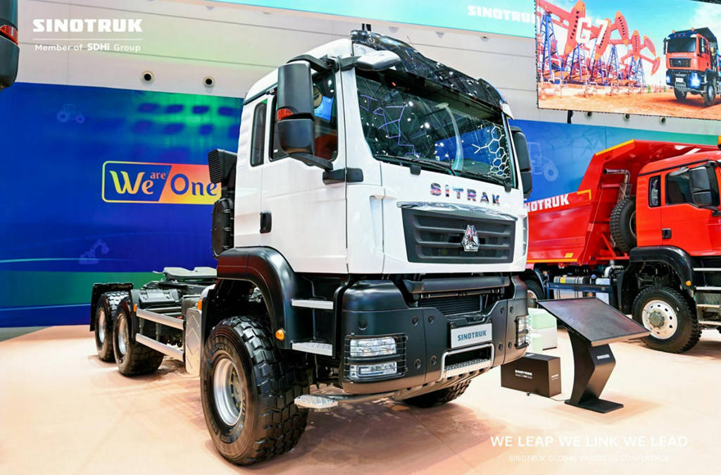 ¡Más que "versátil", ¡especializado en excelencia! SINOTRUK All-Terrain Defender, escolta de transporte especializado