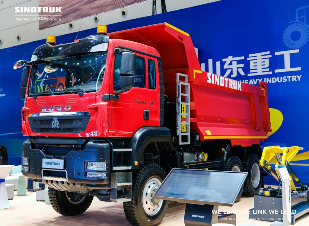 ¡Más que "versátil", ¡especializado en excelencia! SINOTRUK All-Terrain Defender, escolta de transporte especializado