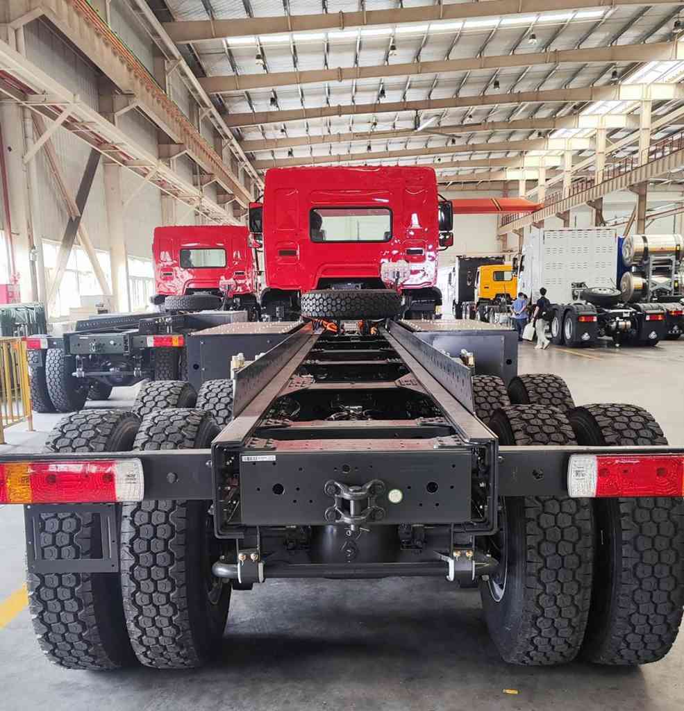 ¡Dualidad de potencia y carga! Chenglong H5 8X4 eléctrico redefine los estándares de transporte urbano