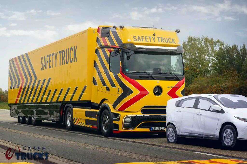 ¿Revolución en la seguridad de los camiones en la era eléctrica? Mercedes-Benz presenta el eActros 600 Safety Truck (Camión de Seguridad)​