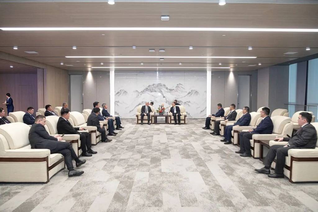王志坚庆祝了与布拉克巴耶夫、卡拉干达州州长和市长的团聚。