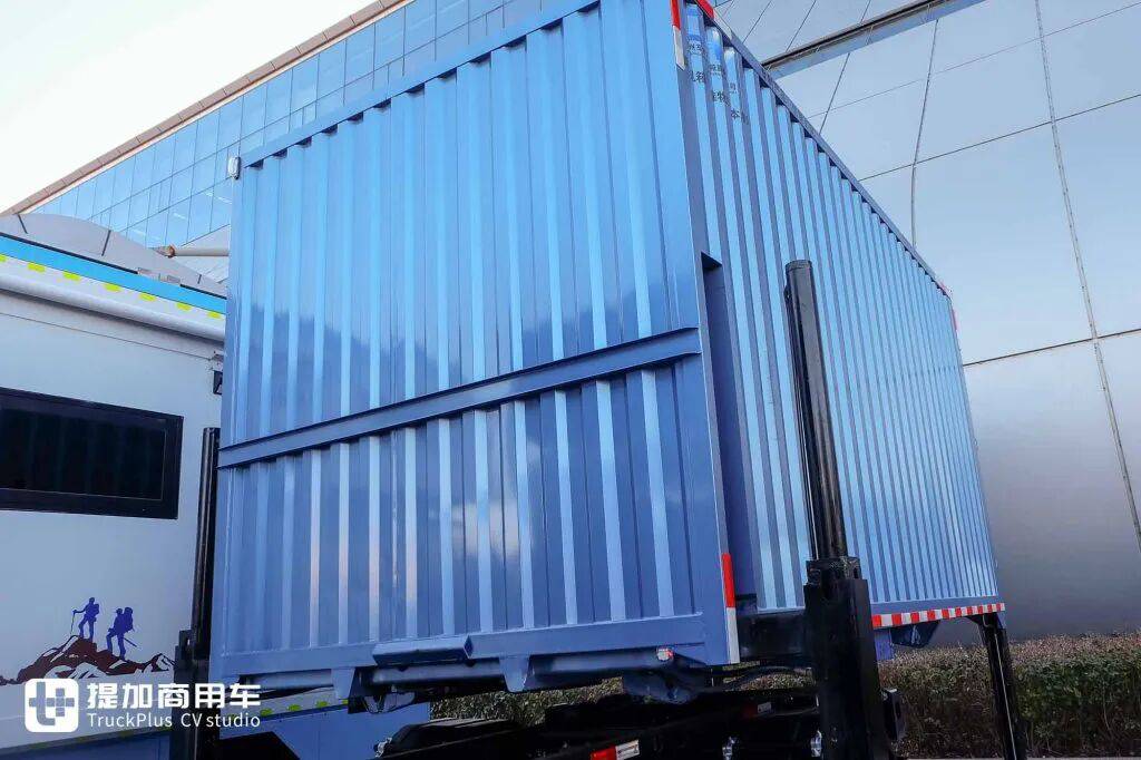 ¡Cambio rápido de caja en 4 minutos! ¡Nada más que moverse, sin esperas ni molestias! Imagen real del vehículo de carga YUEEH de Weichai New Energy Blue Engine