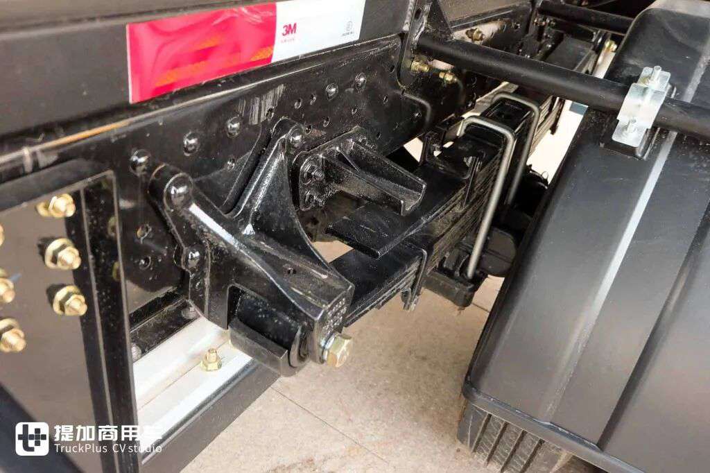 ¡Cambio rápido de caja en 4 minutos! ¡Nada más que moverse, sin esperas ni molestias! Imagen real del vehículo de carga YUEEH de Weichai New Energy Blue Engine