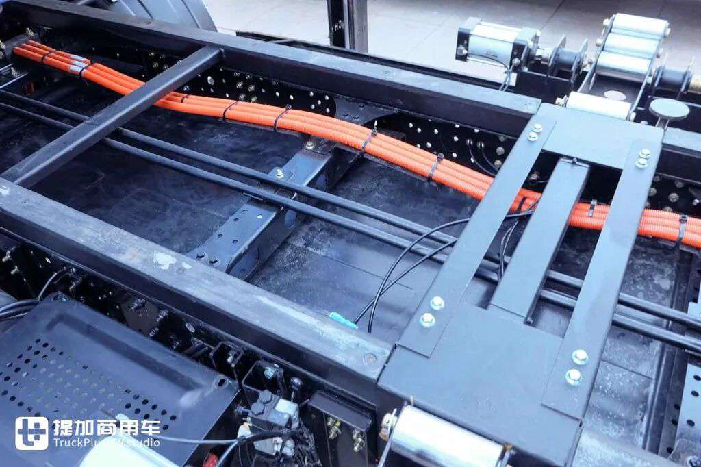 ¡Cambio rápido de caja en 4 minutos! ¡Nada más que moverse, sin esperas ni molestias! Imagen real del vehículo de carga YUEEH de Weichai New Energy Blue Engine