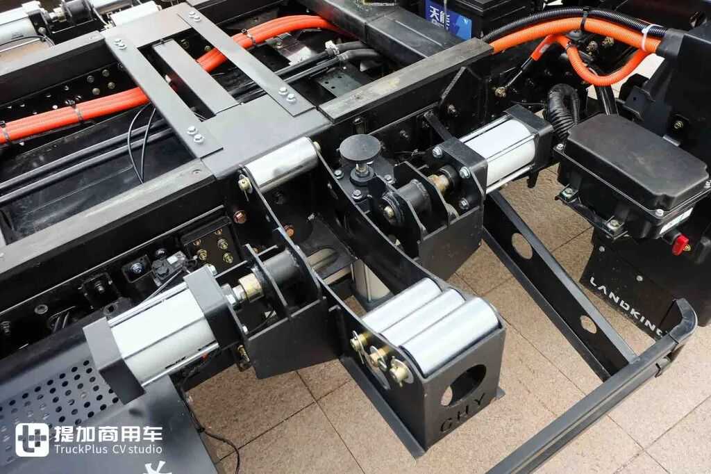 ¡Cambio rápido de caja en 4 minutos! ¡Nada más que moverse, sin esperas ni molestias! Imagen real del vehículo de carga YUEEH de Weichai New Energy Blue Engine