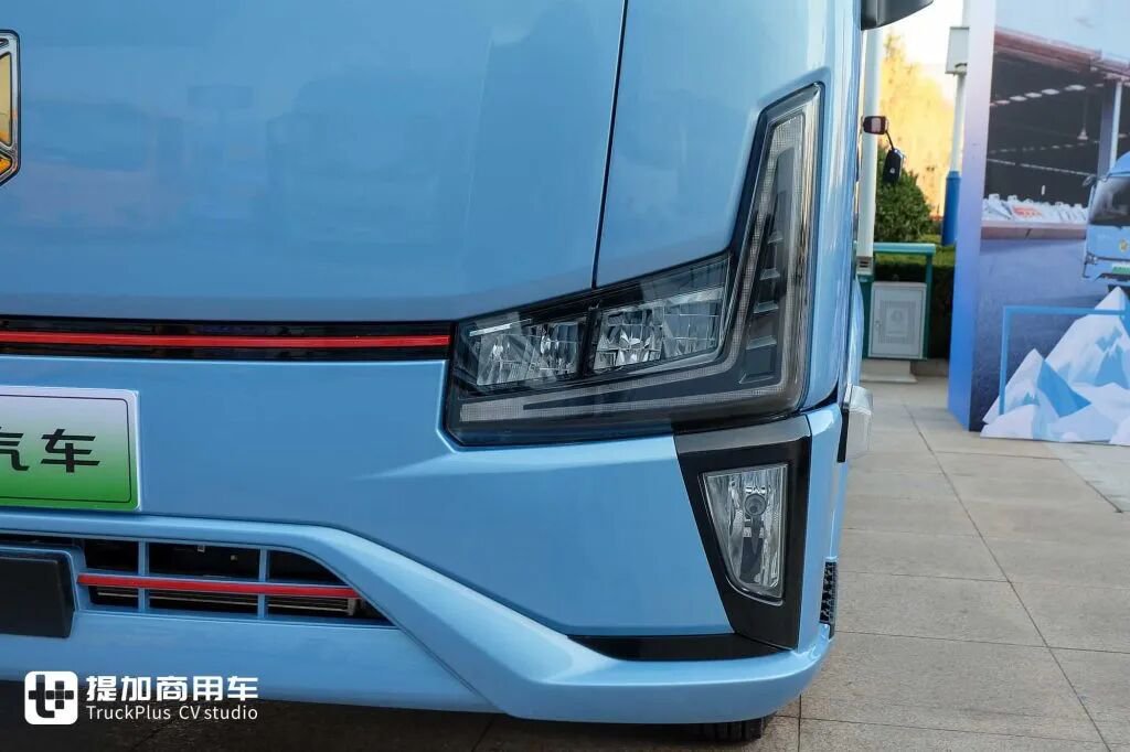 Cargador oficial, amplia gama de baterías y opciones de accionamiento eléctrico! Imágenes reales del camión frigorífico eléctrico Weichai Blue Engine X7