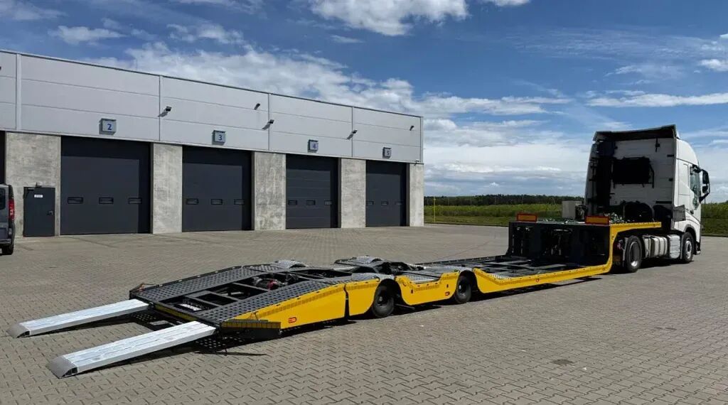 Con solo 15 centímetros de altura sobre el suelo, este semirremolque de rescate de piso ultra bajo está diseñado específicamente para transportar autobuses de gran tamaño y te permite experimentar su funcionalidad práctica.