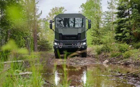 Esta parte frontal resulta inmediatamente fiable; Scania ha presentado una cabina de conducción militar modular y protegida.