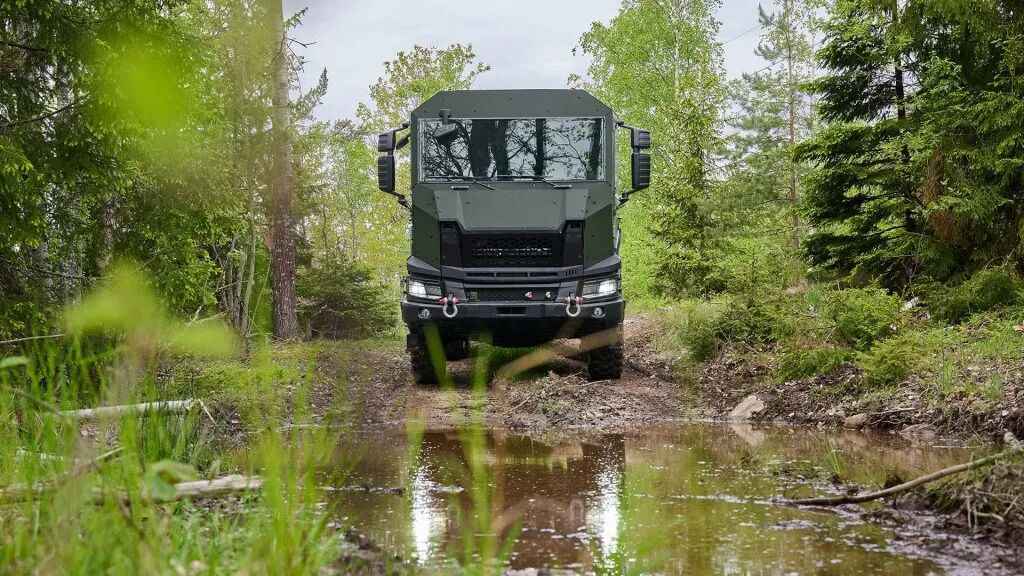 Esta parte frontal resulta inmediatamente fiable; Scania ha presentado una cabina de conducción militar modular y protegida.