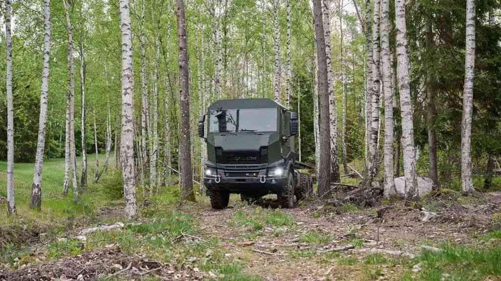 Esta parte frontal resulta inmediatamente fiable; Scania ha presentado una cabina de conducción militar modular y protegida.