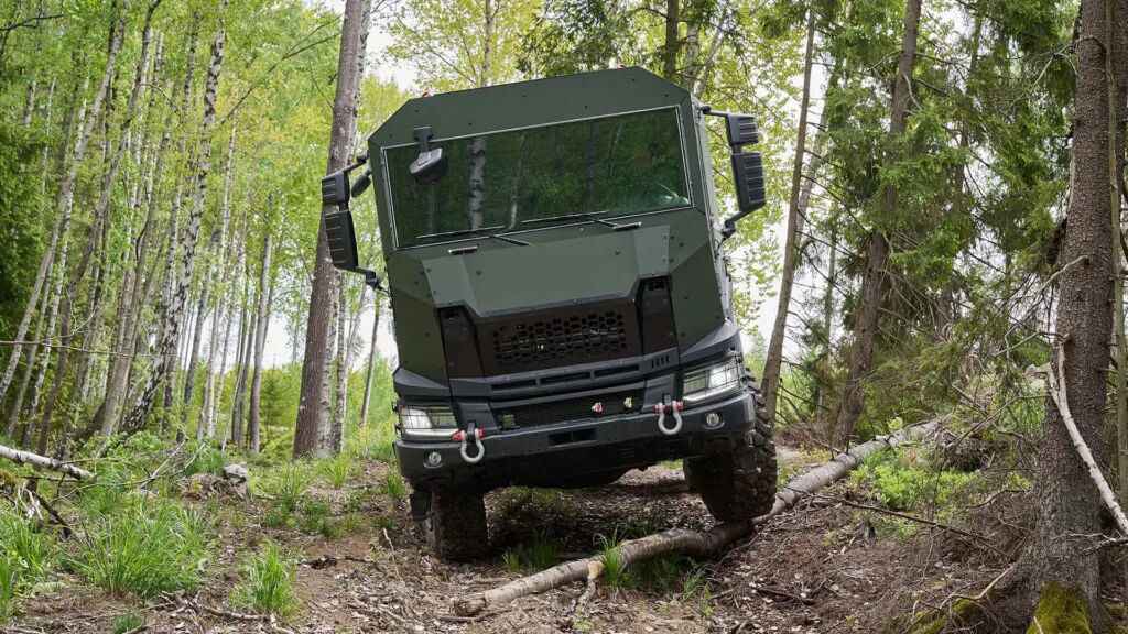 Esta parte frontal resulta inmediatamente fiable; Scania ha presentado una cabina de conducción militar modular y protegida.