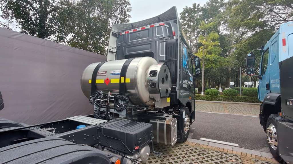 Reducción de costes y aumento de eficiencia en rutas troncales: el camión tractor Chenglong HK LNG forja un referente de creación de riqueza en largas distancias