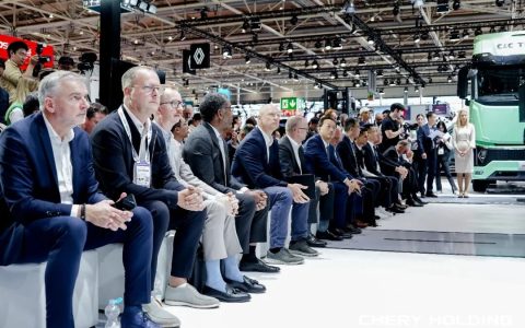 United Trucks presenta en Hannover su solución integral de capacidad de transporte global y entrega el primer vehículo del corredor no europeo