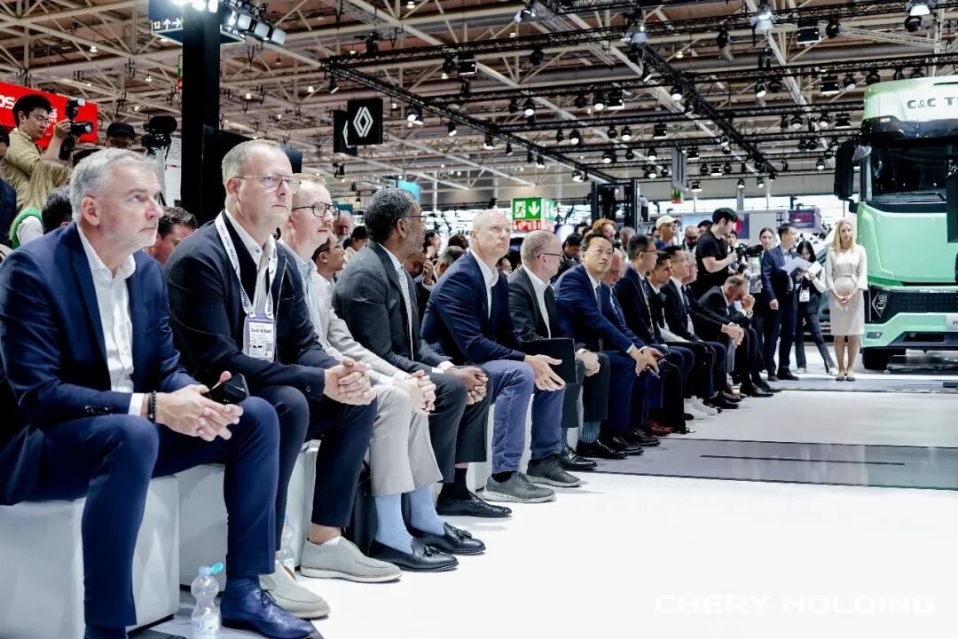 United Trucks presenta en Hannover su solución integral de capacidad de transporte global y entrega el primer vehículo del corredor no europeo