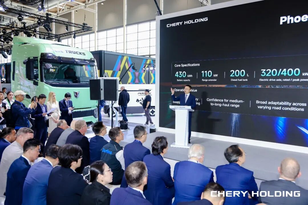 United Trucks presenta en Hannover su solución integral de capacidad de transporte global y entrega el primer vehículo del corredor no europeo