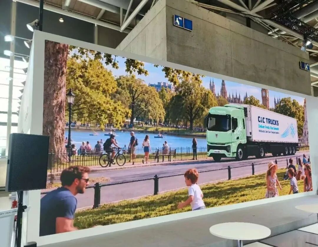United Trucks presenta en Hannover su solución integral de capacidad de transporte global y entrega el primer vehículo del corredor no europeo