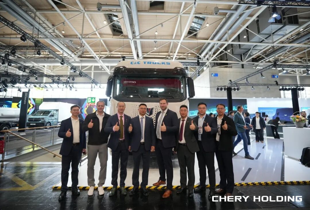 United Trucks presenta en Hannover su solución integral de capacidad de transporte global y entrega el primer vehículo del corredor no europeo