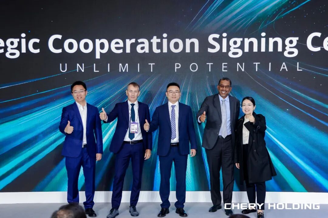 United Trucks presenta en Hannover su solución integral de capacidad de transporte global y entrega el primer vehículo del corredor no europeo