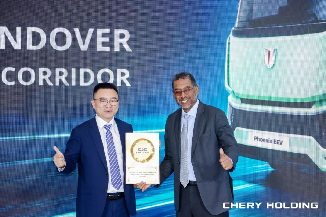 United Trucks presenta en Hannover su solución integral de capacidad de transporte global y entrega el primer vehículo del corredor no europeo