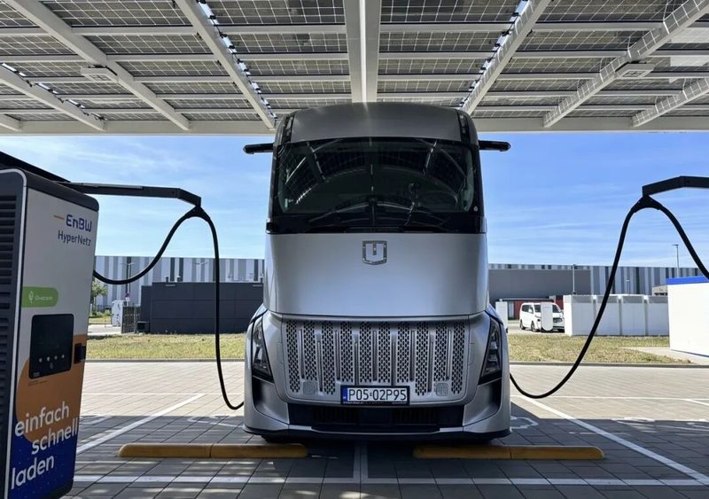 El camión eléctrico Farizon Homtruck cargando en una estación EnBW