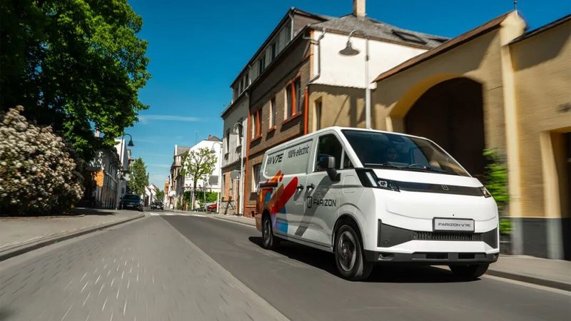 La furgoneta eléctrica Farizon Xingxiang V7E en una ciudad europea