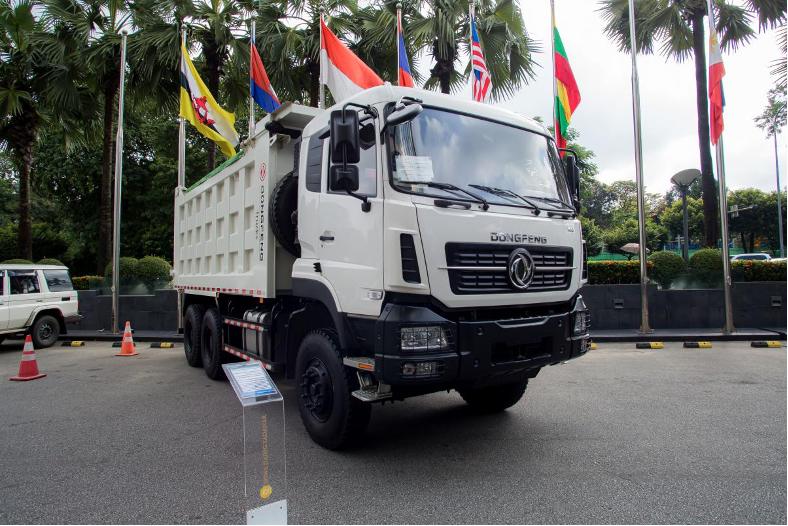 El primer vehículo sale de la planta localizada de Dongfeng en el Sudeste Asiático para vehículos comerciales medios y pesados, ¡comienza un nuevo camino!