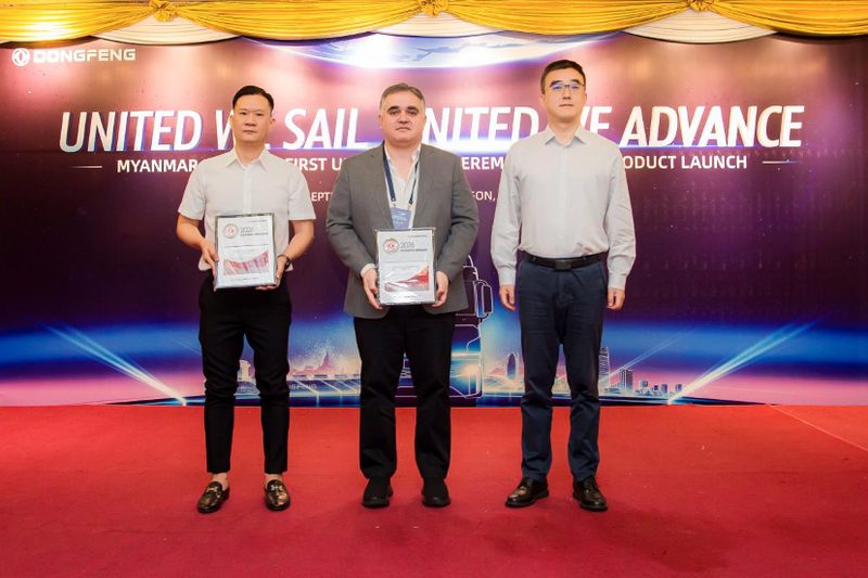 El primer vehículo sale de la planta localizada de Dongfeng en el Sudeste Asiático para vehículos comerciales medios y pesados, ¡comienza un nuevo camino!